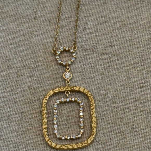 Jewelry - Elegant Gold Pendant Necklace